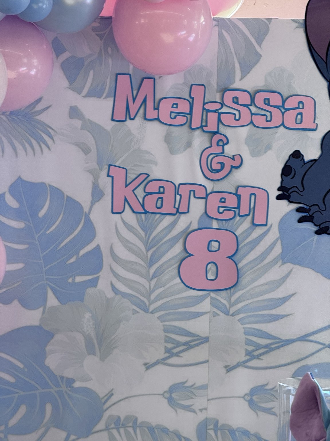 Personalized birthday details with pink and blue balloons and a personalized Stitch theme