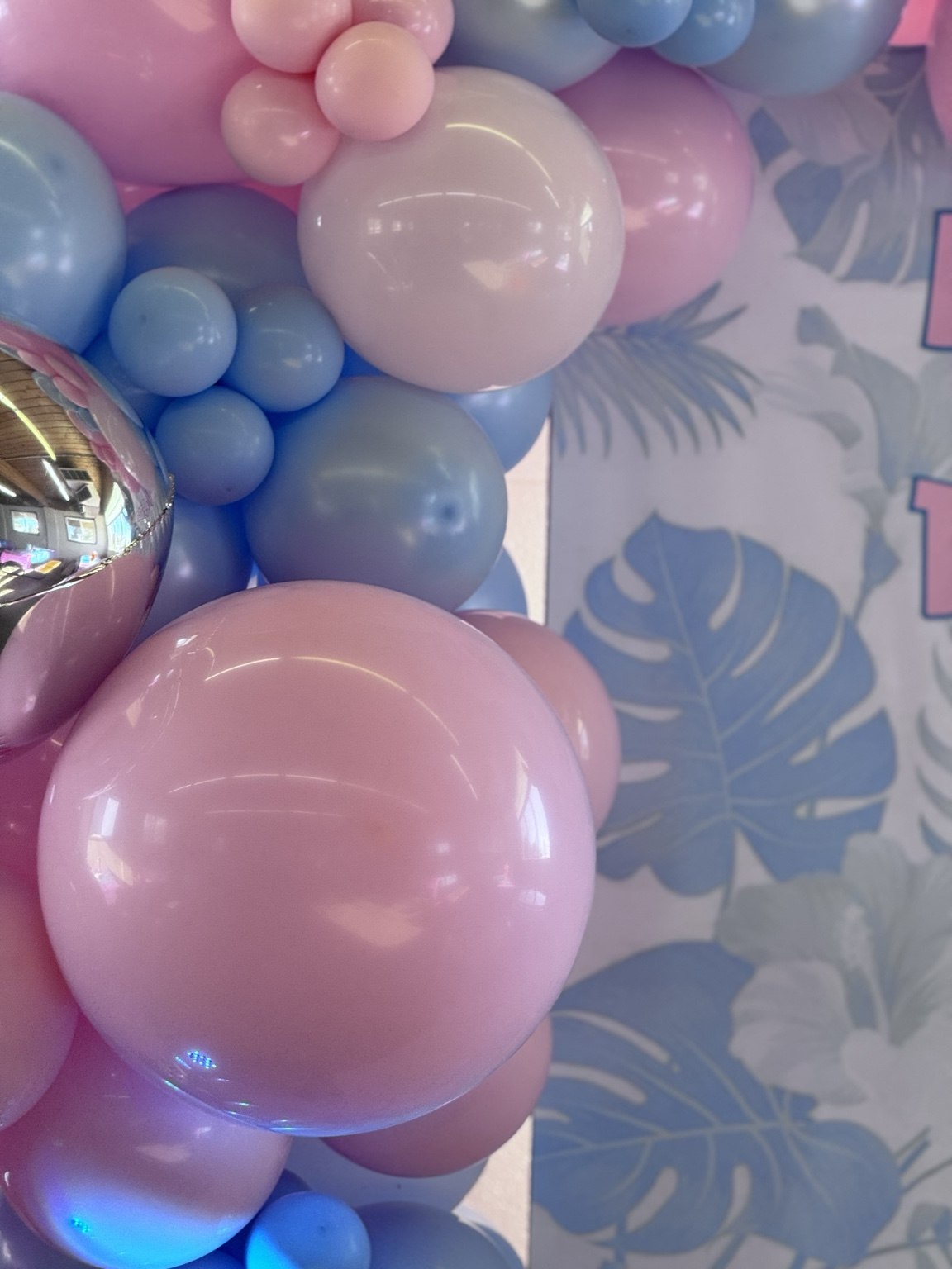 Pastel balloon details with pink and blue balloons and a personalized Stitch theme