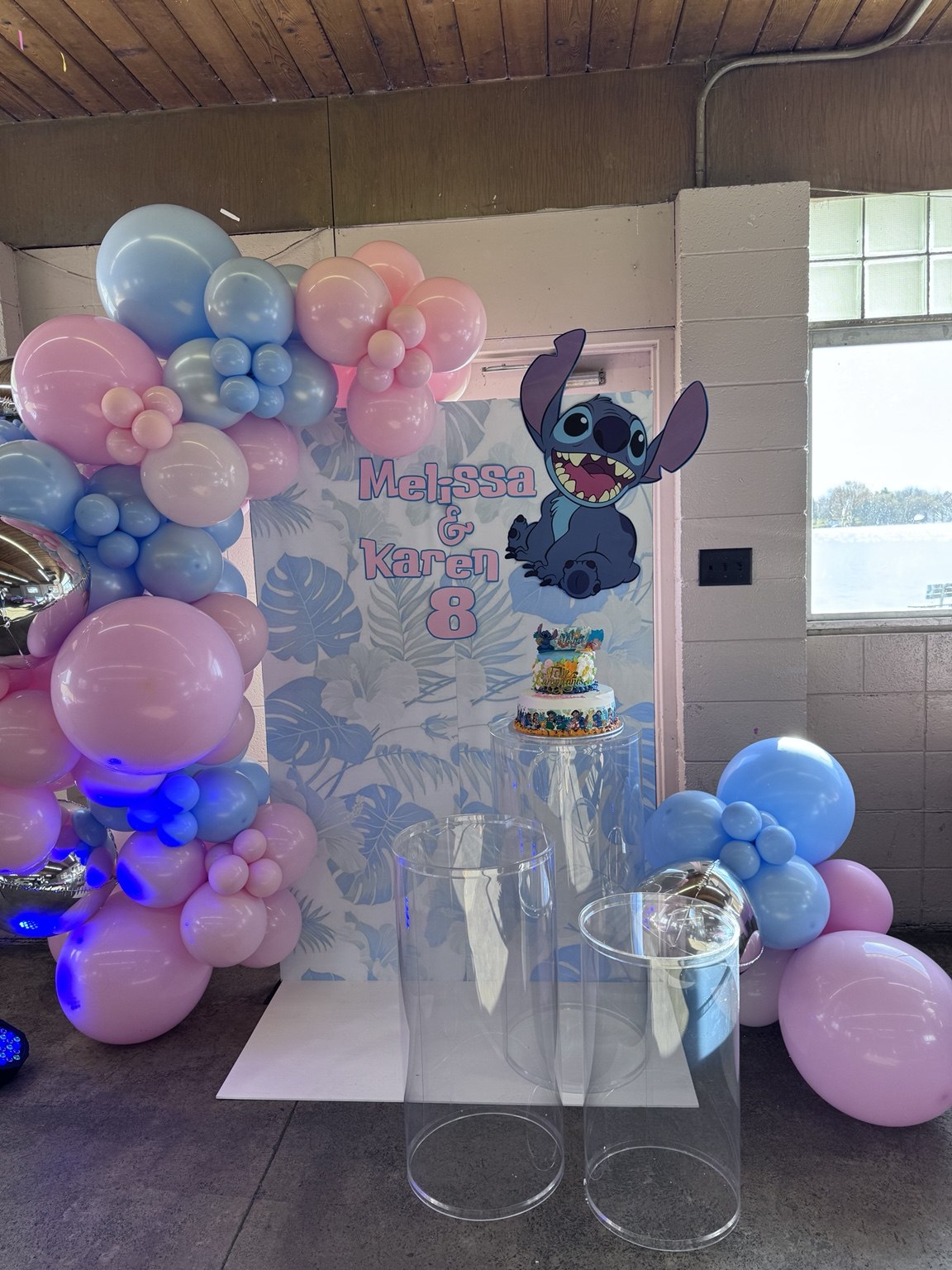 A celebration full of color with pink and blue balloons and a personalized Stitch theme